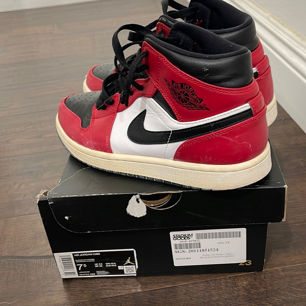 Jordan 1 Mid Chicago Toe